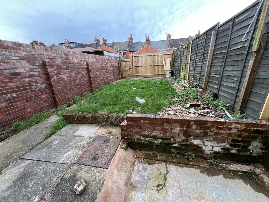 Lot: 13 - TWO-BEDROOM TERRACE HOUSE WITH GARDEN - General view of garden to rear of property